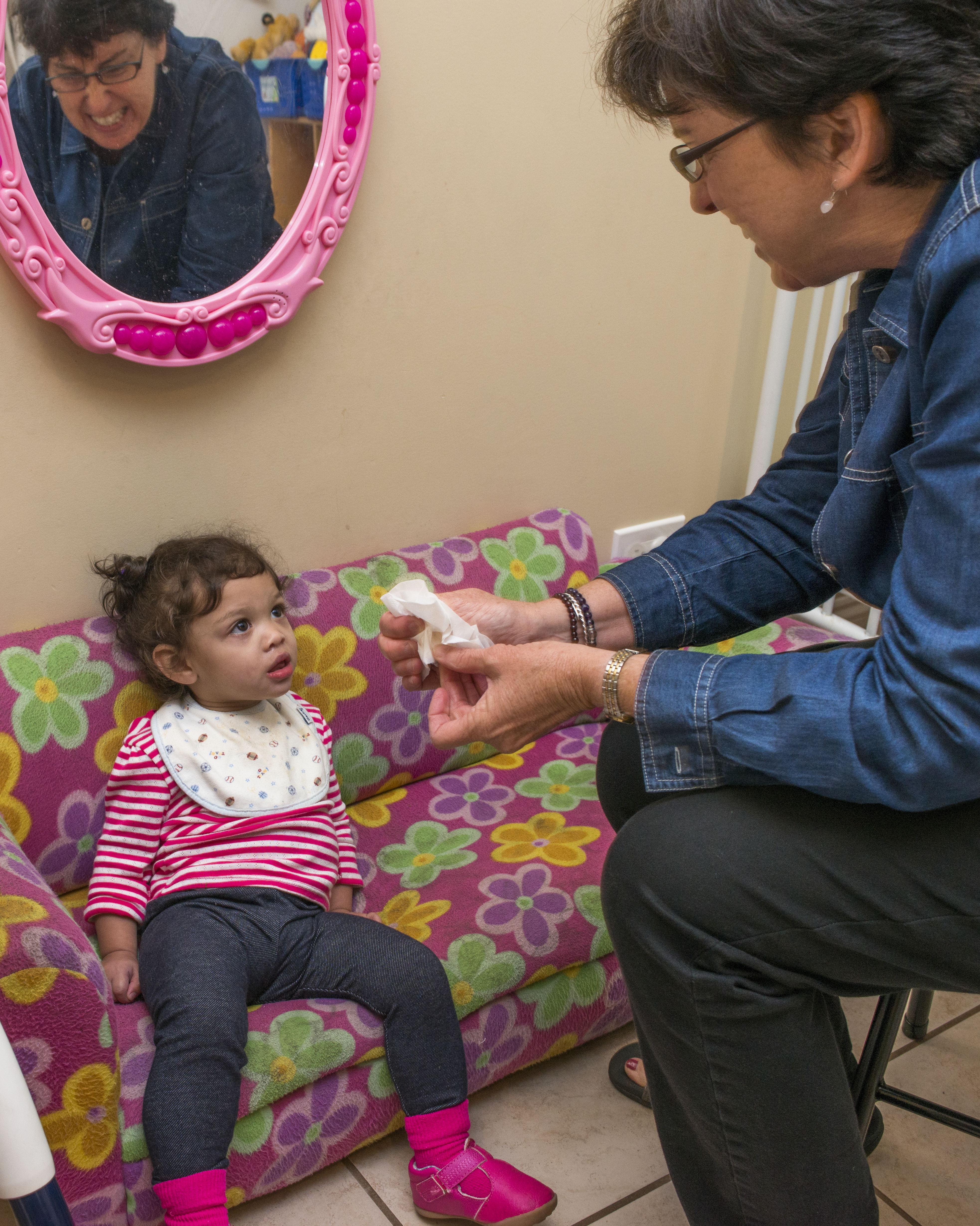 Niña enferma atendida por una mujer.