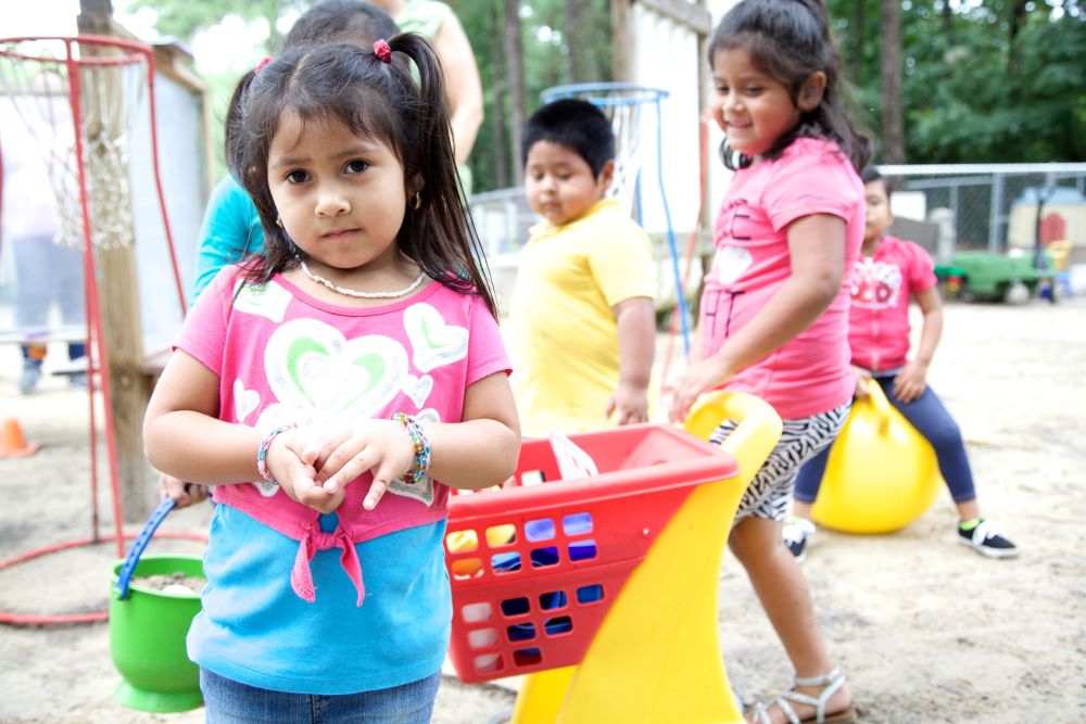 Niños en un parque infantil al aire libre.