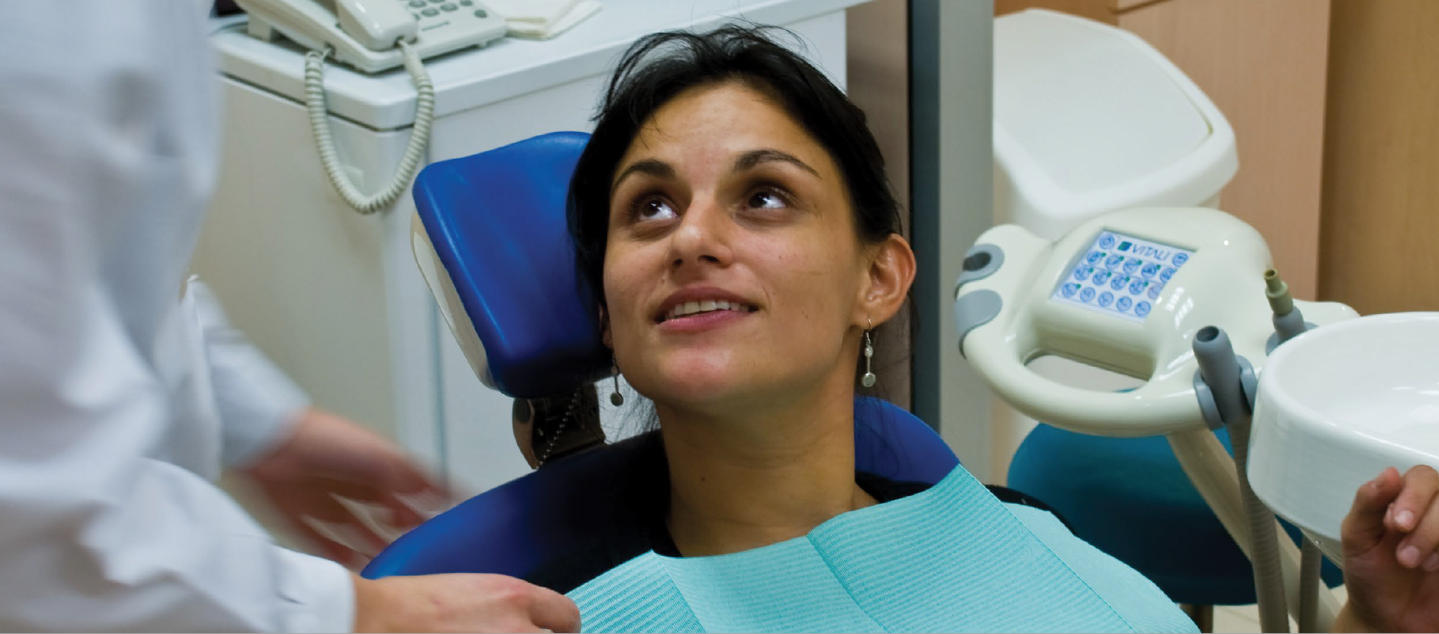 Una madre embarazada se hace un examen dental.