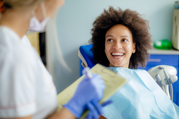 Mujer sonriente en el dentista.