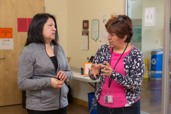 Dos mujeres hablando.