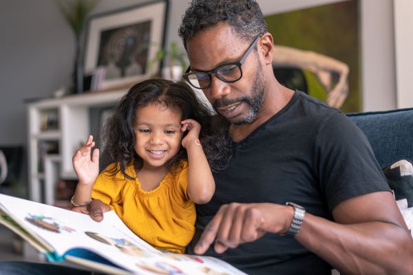 Padre e hija leyendo un libro