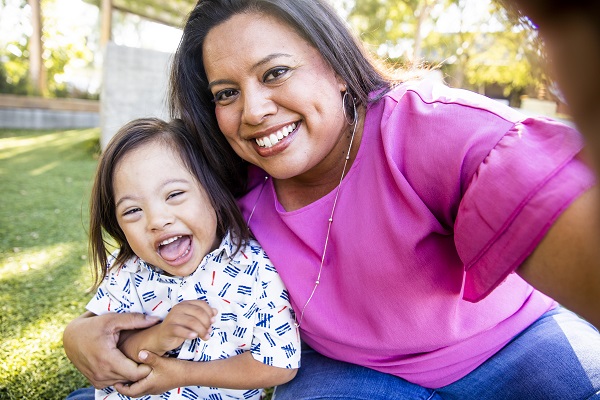 Madre e hija sonrientes al aire libre