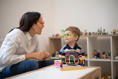 Maestra con un niño en el aula.