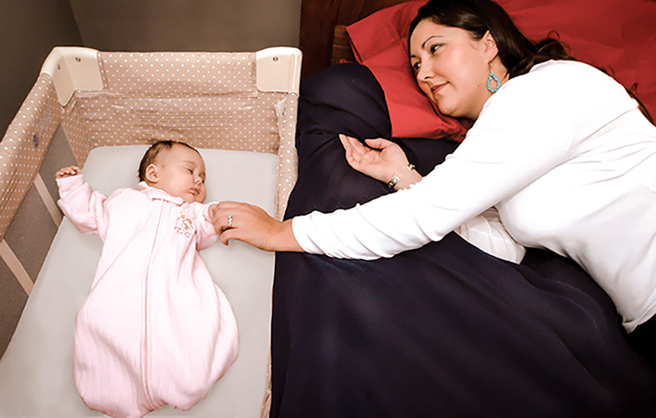 Niño durmiendo seguro en climas fríos.