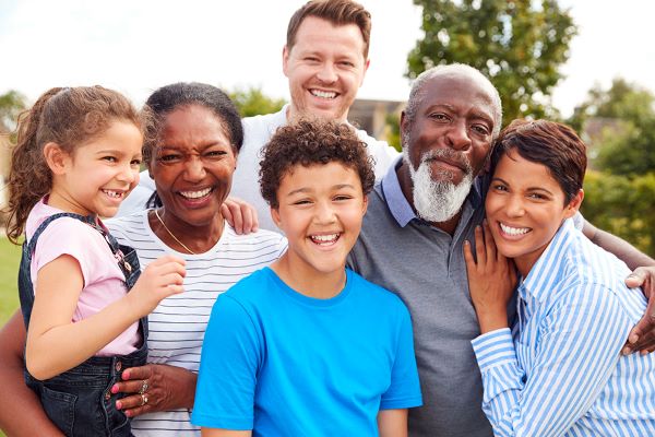 Familia de pie junta para un retrato.