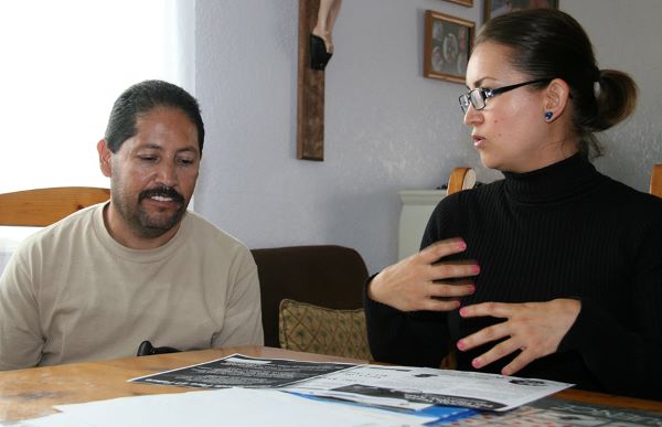 Un hombre y una mujer revisando papeleo de seguridad.