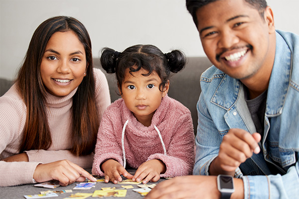 Familia mirando a la cámara