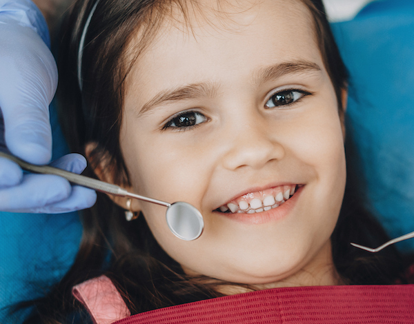 Niño sonriendo en una visita al dentista