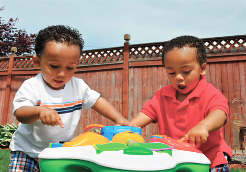 Dos niños jugando afuera