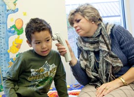 niño al que le están revisando el oído 