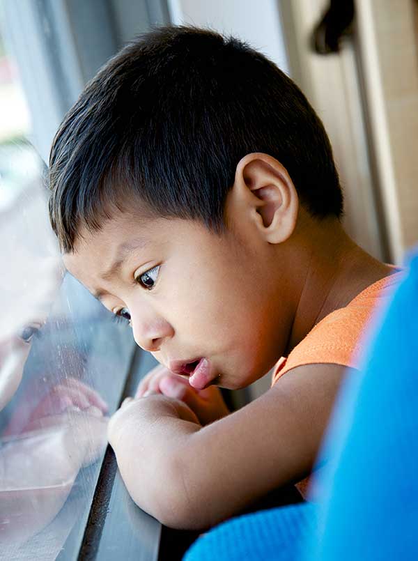 Niño en la ventana