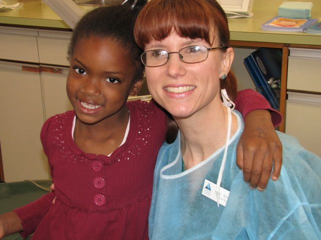 Niña posando con su dentista