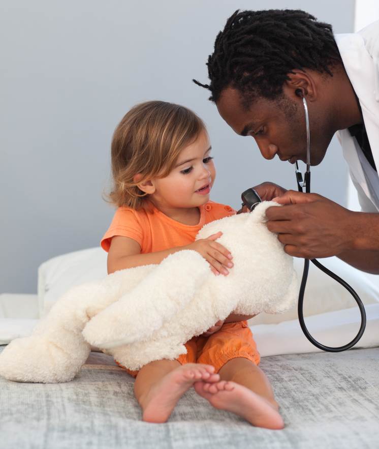 niño con un médico