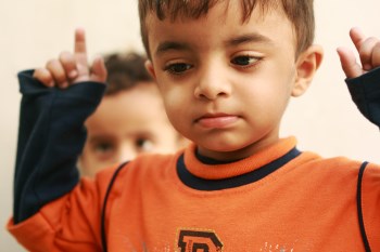 niño con las manos levantadas