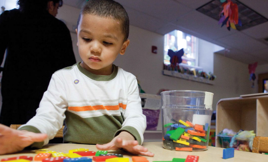 niño jugando con bloques