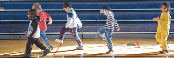 Niños caminando juntos