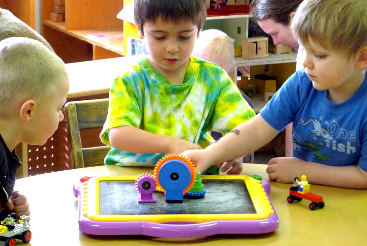 niños jugando con rompecabezas