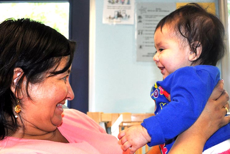 Mujer leyéndole a un niño