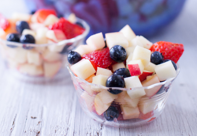 Ensalada de frutas roja, blanca y azul.