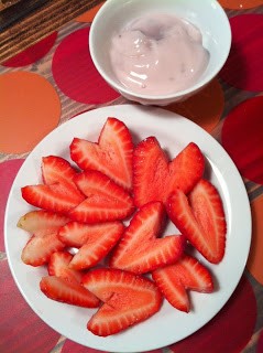 Corazones de fresa con dip de yogur.