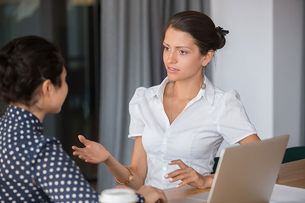 Diversas trabajadoras que trabajan con una computadora