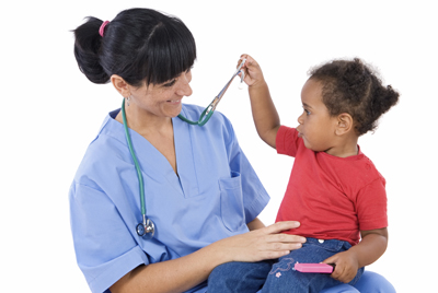 Doctora con niña sosteniendo estetoscopio