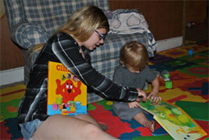 Madre leyendo libros con niño