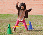 niño jugando afuera