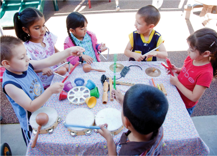 Varios niños jugando en la mesa