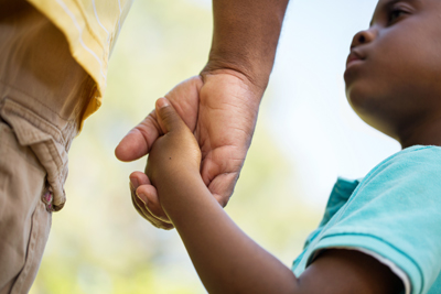 Padre e hijo tomados de las manos