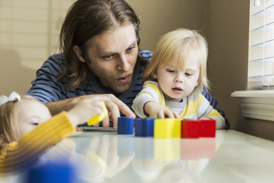 Padre e hija jugando con bloques