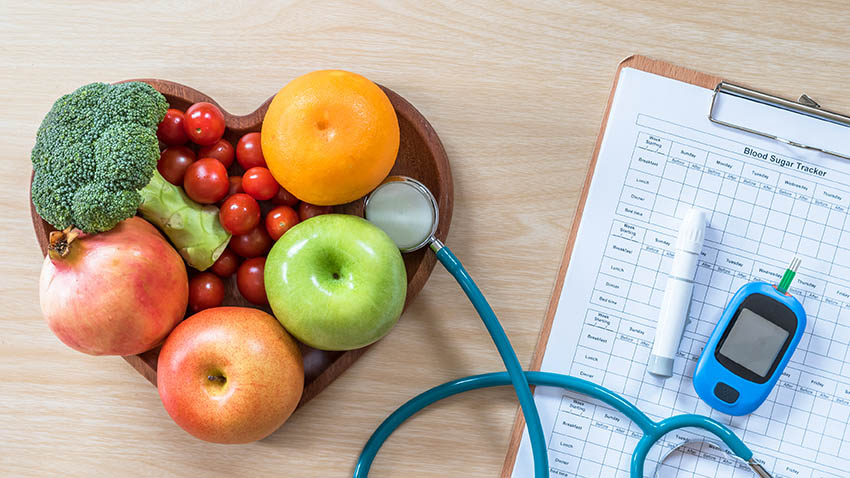 un recipiente con frutas está conectado a un portapapeles por un estetoscopio