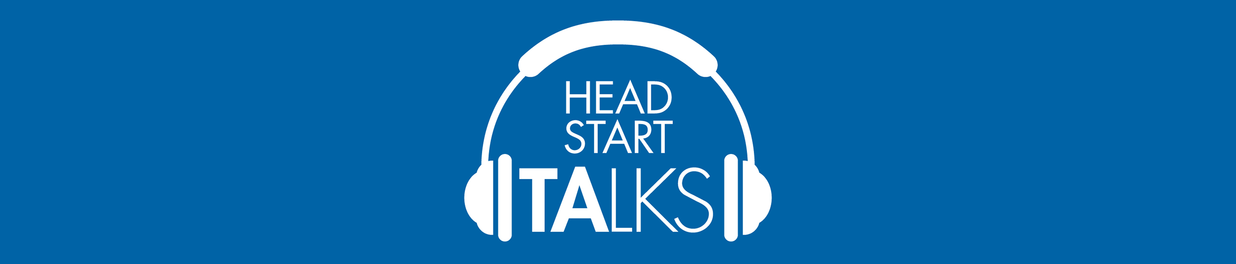 Cintillo azul con Head Start Talks y unos auriculares