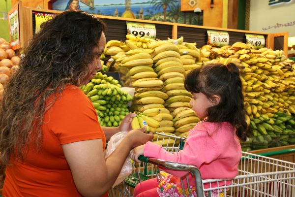 Madre e hijo comprando productos en un supermercado.