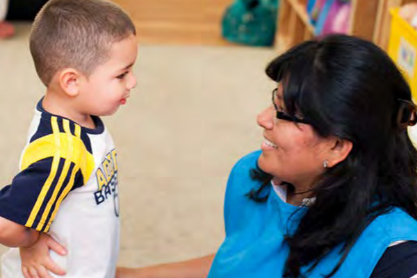 Maestra de Head Start con niño pequeño