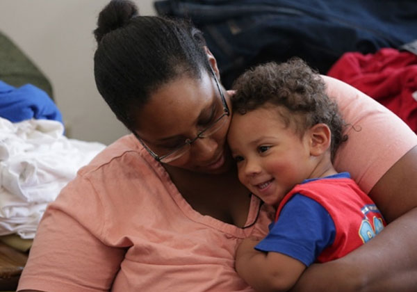 Madre abrazando a su hijo