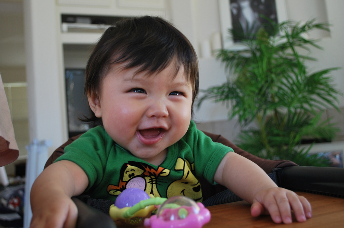 Niño pequeño con una gran sonrisa.