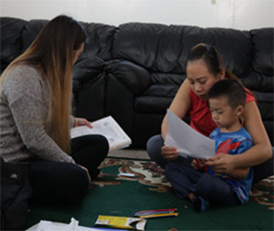 Madre y visitador del hogar con el niño