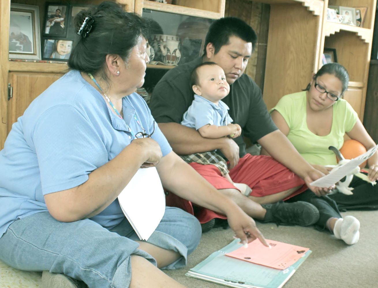 Visitadora del hogar planificando junto con una familia.