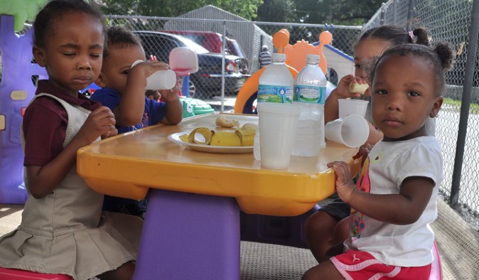 Niños desayunando en la escuela