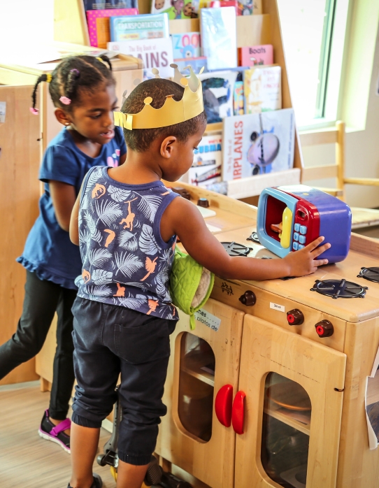 Niños jugando juntos en el aula