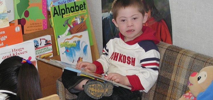 Niño sosteniendo un libro