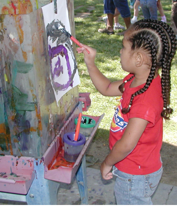 Niña pequeña pintando