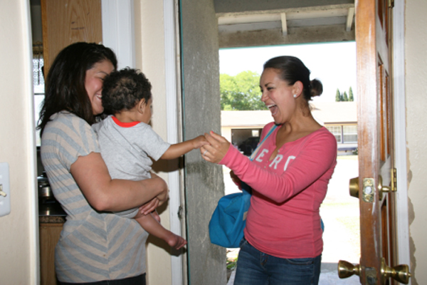 Madre con el bebé que tiene una visita del hogar profesional