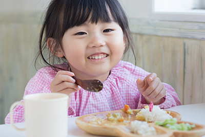 Joven sonriente disfrutando de una comida saludable