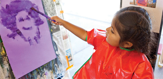 niña pintando