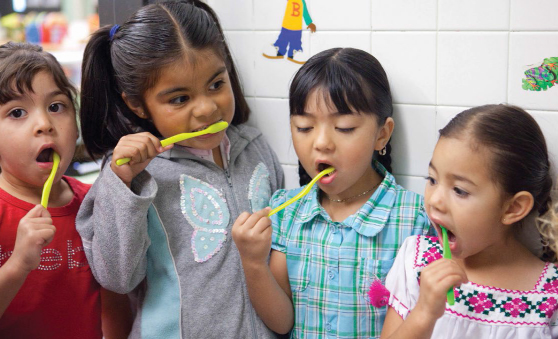 niños cepillándose los dientes