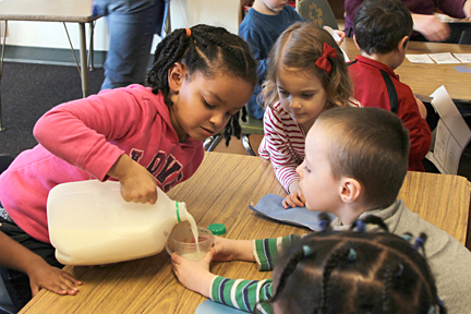 Niños sirviéndose leche