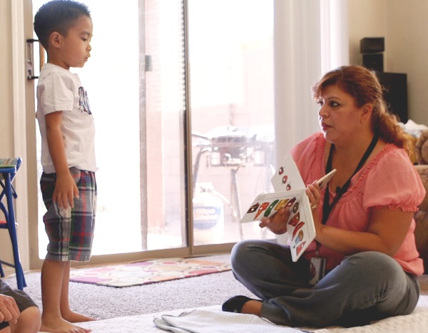 Mujer leyendo libro a niño